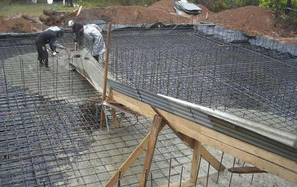 Заливка бетоном свайно-плитного фундамента