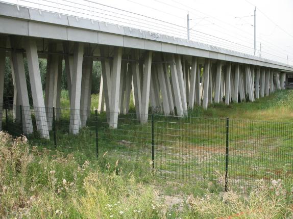 Наклонные сваи в фундаменте железнодорожного моста